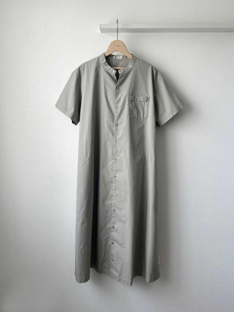 タブ衿スキッパーワンピース(VFOP-5571B）