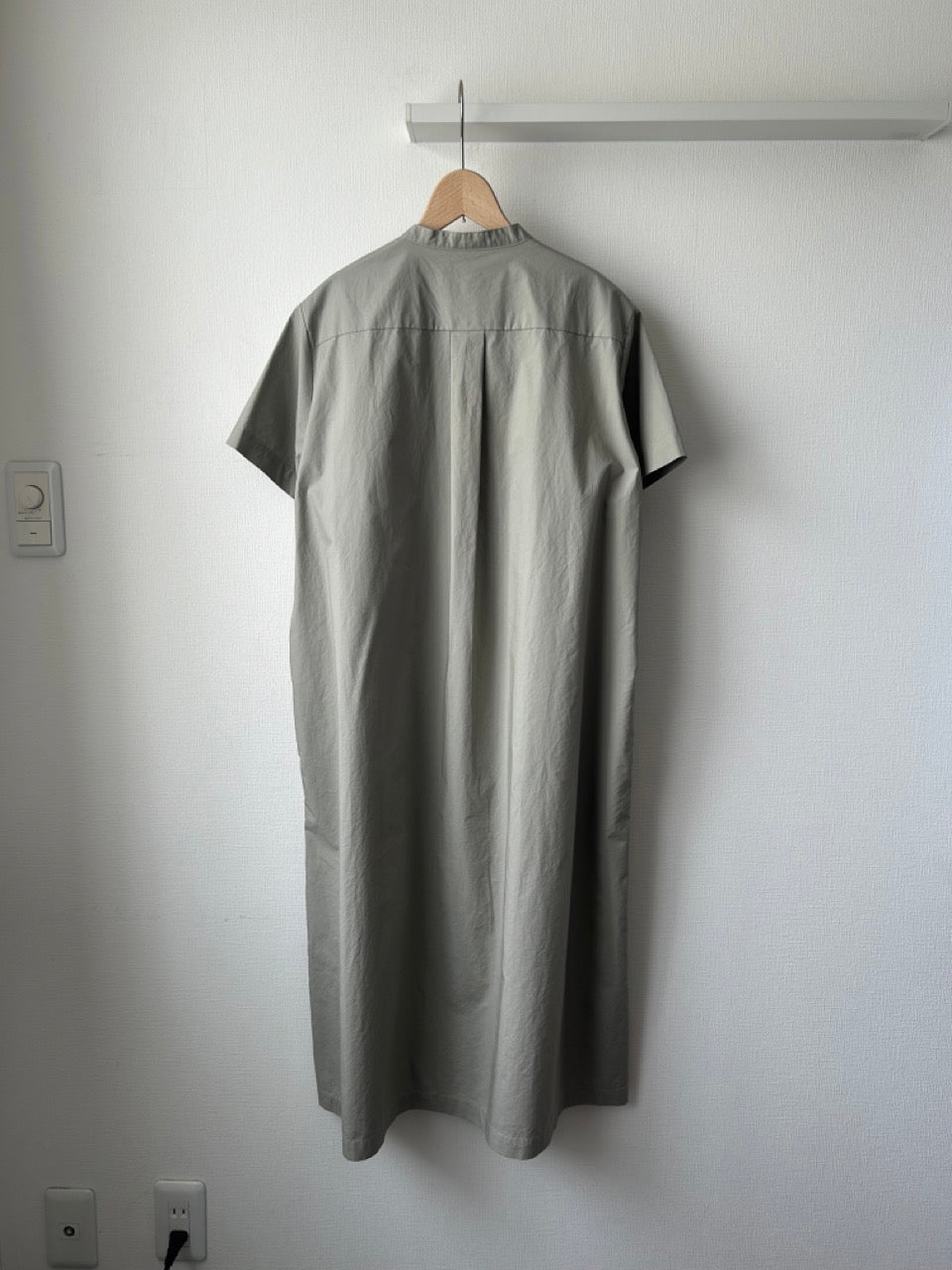 タブ衿スキッパーワンピース(VFOP-5571B）